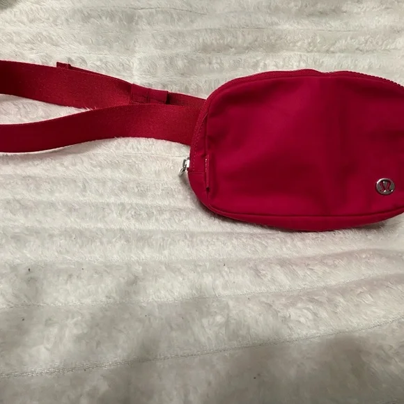 Lululemon Red Crossbody Bag NWOT - Picture 2 of 4
